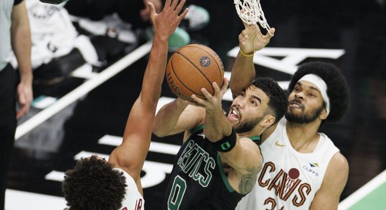 Porziņģa "Celtics" pārtrauc "Cavaliers" iespaidīgo uzvaru sēriju