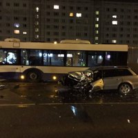 Foto: Ziepniekkalnā automašīna ietriecas autobusā; viens cilvēks gājis bojā