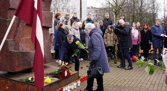 Foto: Šķirotavas stacijā piemin uz Sibīriju izsūtītos 