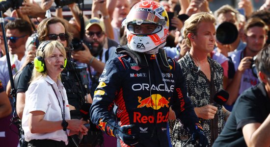 Verstapens Ķīnas 'Grand Prix' uzvar arī pamatsacensībās