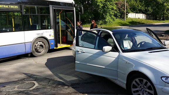 BMW autovadītāja iebrauc trolejbusā - 4