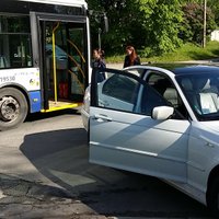Foto: BMW autovadītāja 'saskrienas' ar 'Rīgas satiksmes' trolejbusu