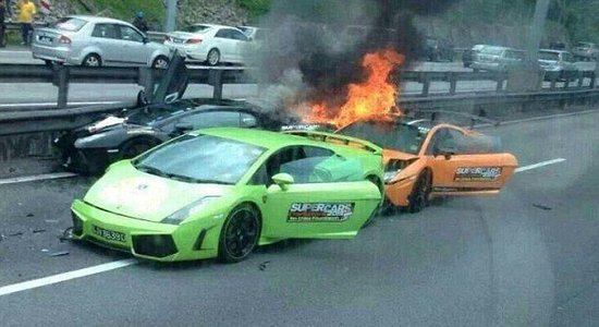 Video: Malaizijā uz lielceļa sadeg trīs 'Lamborghini' superauto