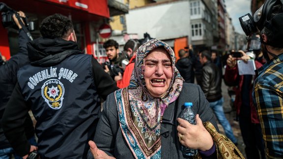 Protesti Turcijā pie opozīcijas laikraksta "Zaman" redakcijas - 3