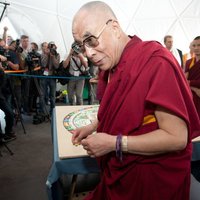 Ķīna: Dalailama 'zaimo' budismu, apšaubot savu pārdzimšanu