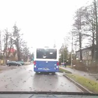 Video: 'Rīgas Satiksmes' autobuss brauc pie sarkanās gaismas