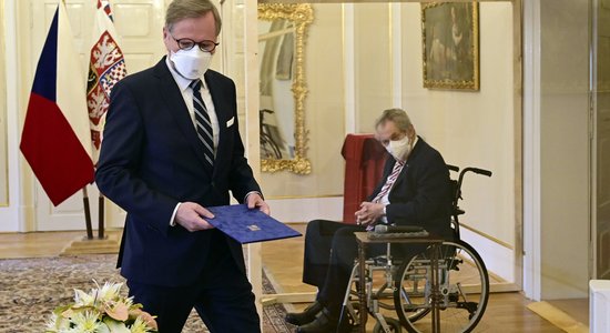 Ar Covid-19 inficēts Čehijas prezidents stikla kambarī ieceļ amatā jauno premjeru