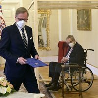 Ar Covid-19 inficēts Čehijas prezidents stikla kambarī ieceļ amatā jauno premjeru