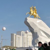 В Ашхабаде установлен первый позолоченный памятник Бердымухамедову