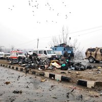 Sprādzienā Kašmirā gājuši bojā vismaz 33 policisti
