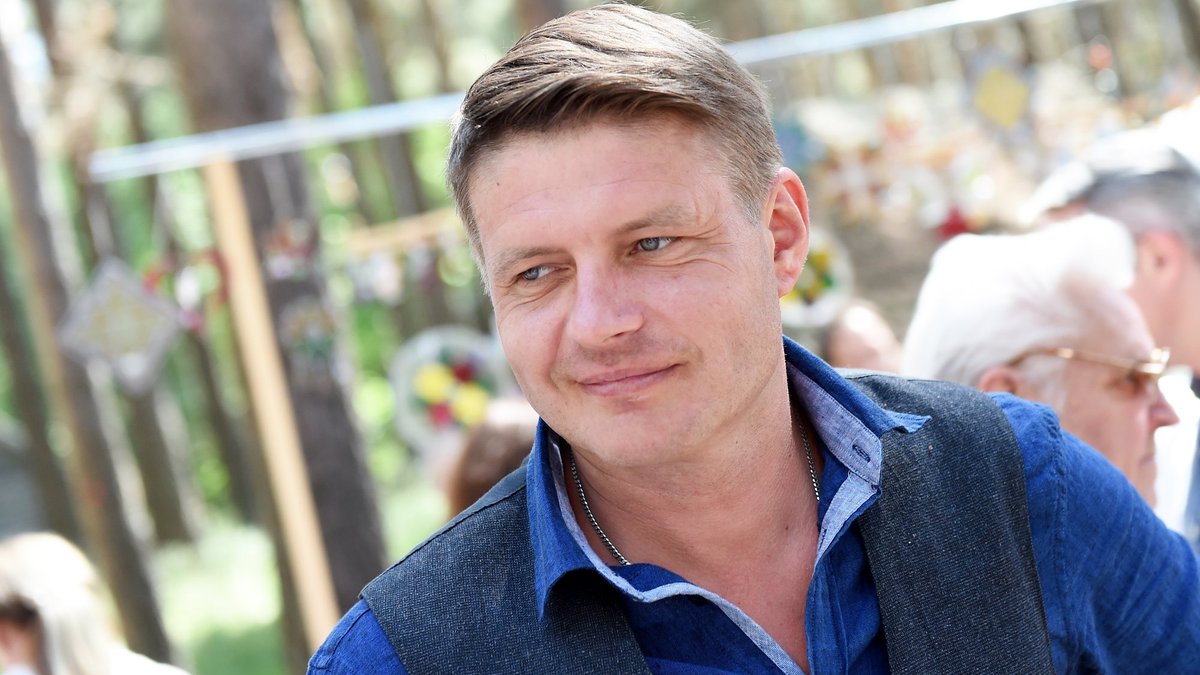 Edgars Pujāts atzīst, ka attiecības ar Magoni bijis šovs. Viņu, iespējams,  savaldzinājusi cita dāma