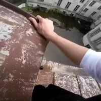 Asinis stindzinošs video: Pārgalvis Rīgā lēkā pa slimnīcas jumtu