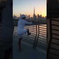 Video: Divi pusaudži ielec Dubaijas kanālā