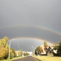 Foto: Vairākkārtu varavīksnes loki iemirdzas Latvijas debesīs