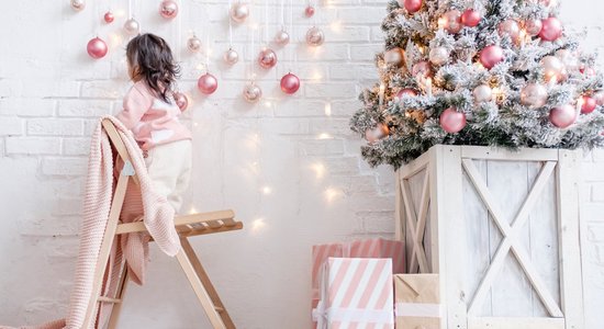 Rozā eglītes un dekorācijas no mājlietām: ko Ziemassvētku rotāšanai aizgūt no 'TikTok'