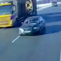 Video: Diviem kravas auto uz šosejas jāpašķiras, lai "Audi" varētu izspraukties pa vidu