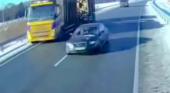 Video: Diviem kravas auto uz šosejas jāpašķiras, lai "Audi" varētu izspraukties pa vidu