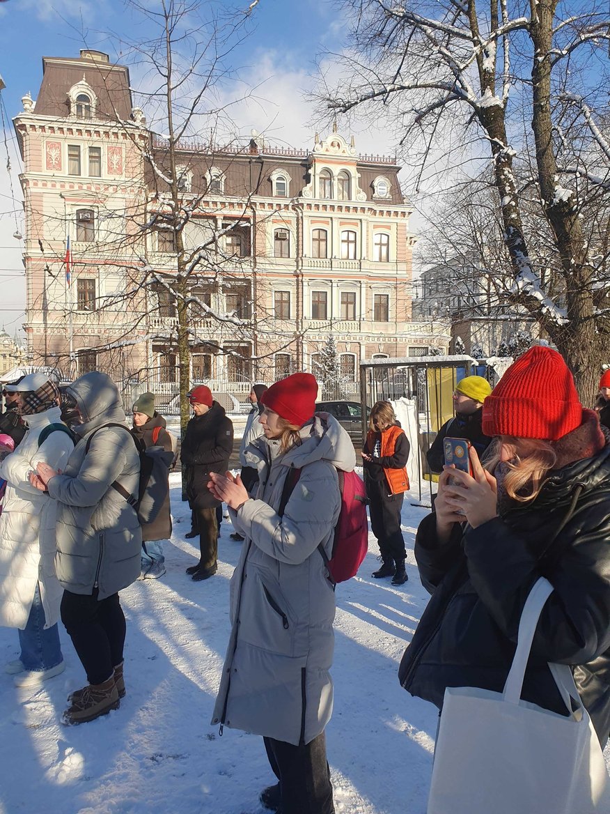 ФОТО. В Риге прошла акция памяти Алексея Навального   