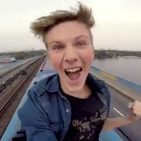 Neprātīgs video: 18 gadus vecais Paša brauc uz metro vagona jumta