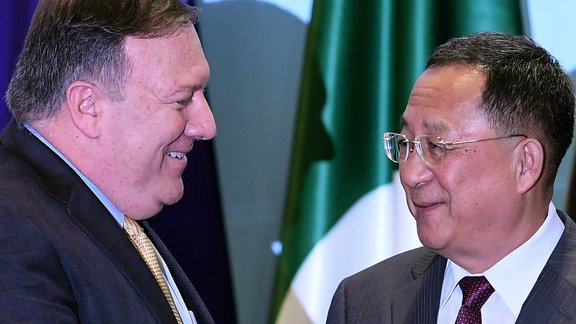 Maiks Pompeo un Ri Jonho