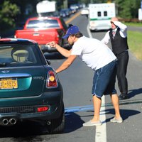 Foto: Dikaprio ar mīļoto modeli iekļūst satiksmes negadījumā