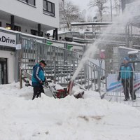 Video: Vinterbergas trasi pirms EČ skeletonā un bobslejā skar spēcīgs sniegputenis