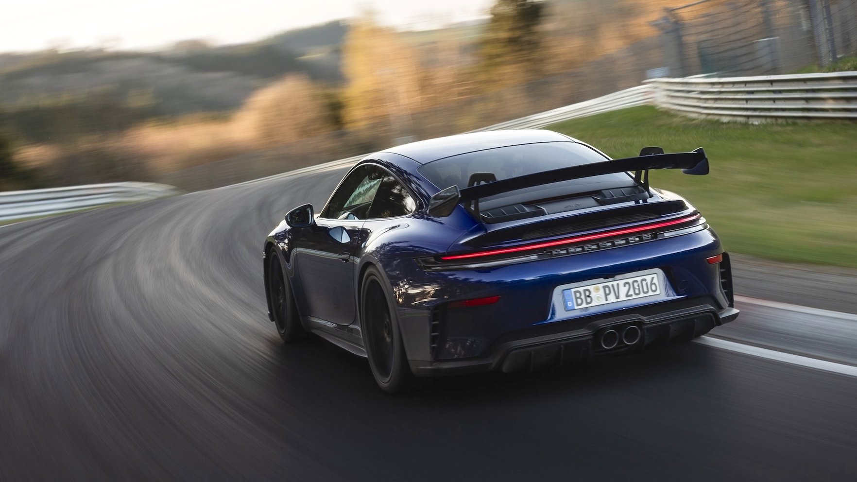 Video: "Porsche 911 GT3" ir Nirburgringā ātrākais sērijveida auto ar manuālo kārbu
