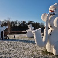 Jau desmito gadu pēc kārtas Dobelē norisinās sniegavīru saiets
