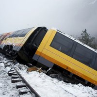 No kalna noripojis akmens notriec no sliedēm vilcienu Francijā