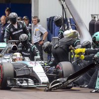 'Mercedes' nevienu nesodīs par kļūmīgo Hamiltona pitstopu