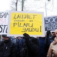 ФОТО: У Кабинета министров прошел пикет работников KVV Liepājas metalurgs