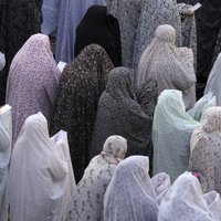 Irānas tikumības policija tvarsta ģērbšanās noteikumu pārkāpējus