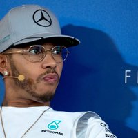 Video: Silverstounas trases aplis ar jauno 'Mercedes' bolīdu un Hamiltona komentāriem