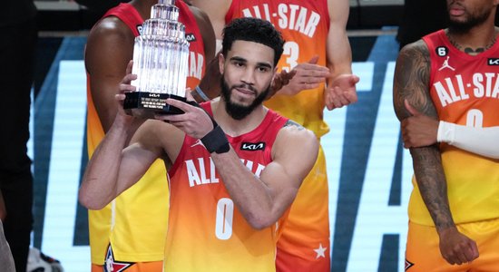 NBA 'All-Star' spēlē pirmo reizi uzvar Adetokunbo komanda, Teitums labo gūto punktu rekordu