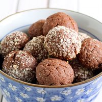 Zviedru bērnības saldums - kokosriekstu un šokolādes bumbas