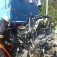 На рижской окружной дороге два грузовика раздавили Opel - шокирующие фото очевидцев