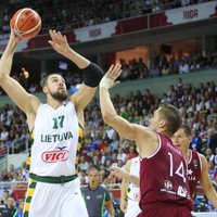 ФОТО, ВИДЕО: Латвия набрала против Литвы 49 очков и впервые проиграла на Евробаскете
