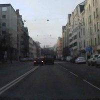 ВИДЕО: Повезло - водитель в центре Риги едва не протаранил автомобиль