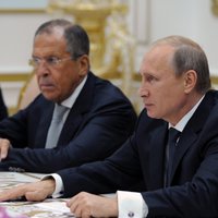 Putina lēmums sākt pilna mēroga karu Ukrainā šokējis Lavrovu, ziņo 'Bellingcat' žurnālists