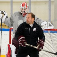 Foto: Latvijas hokeja izlase aizvada pirmo ledus treniņu