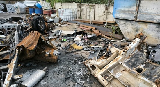 Foto: Pēc kaimiņu sūdzībām par smirdi vides sargi Rīgā uziet nelegālu lūžņu dedzinātavu 