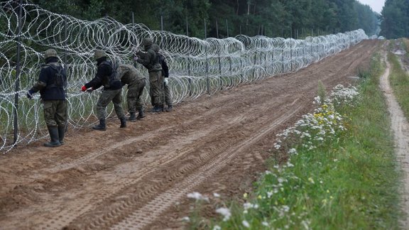 Polija uz robežas ar Baltkrieviju būvē dzeloņstiepļu žogu - 8