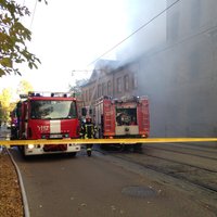 ФОТО, ВИДЕО: Пожар в жилом доме на Петерсалас - улица блокирована