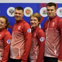 Latvijas kērlingisti izcīna ceturto uzvaru pasaules čempionātā jauktajām komandām