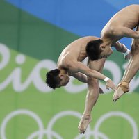 Ķīnas sportisti pārliecinoši triumfē sinhronās daiļlēkšanas sacensībās no 10 m platformas