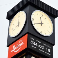 Foto: Atklāj par 106 000 eiro rekonstruēto 'Laimas' pulksteni