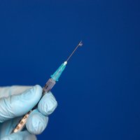 Немецкий врач сам сделал вакцину от коронавируса. Что из этого вышло