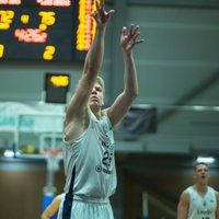 BK 'Liepāja' centrs Šiliņš saņem Latvijas klubu basketbola progresējušākā spēlētāja balvu