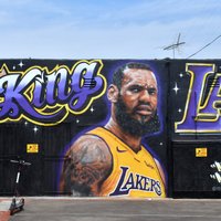 Lebrons Džeimss oficiāli kļuvis par Losandželosas 'Lakers' spēlētāju