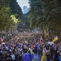  Protestējot pret 'ārvalstu aģentu' likumu, Tbilisi pulcējas 50 000 cilvēku